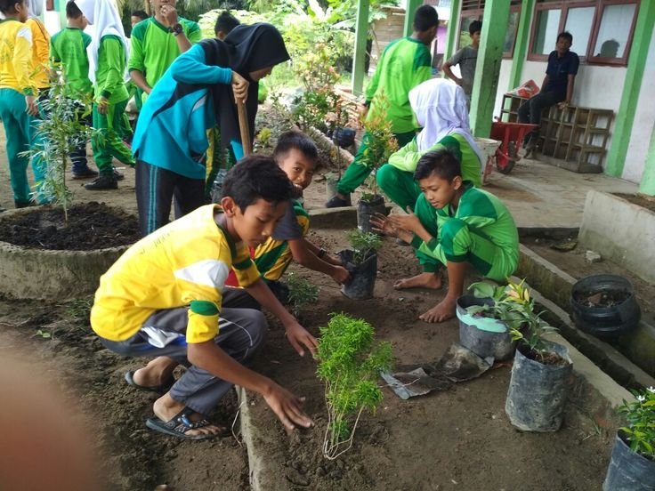 Gotong Royong Warga Bersihkan Lingkungan Desa